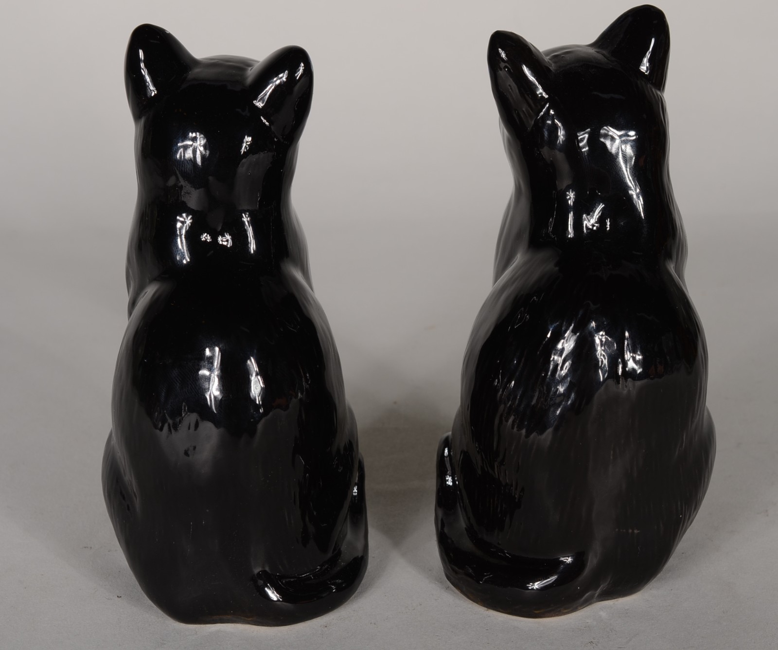 Duas esculturas de porcelana policromada representando gatos sentados. - foto 5 de 6
