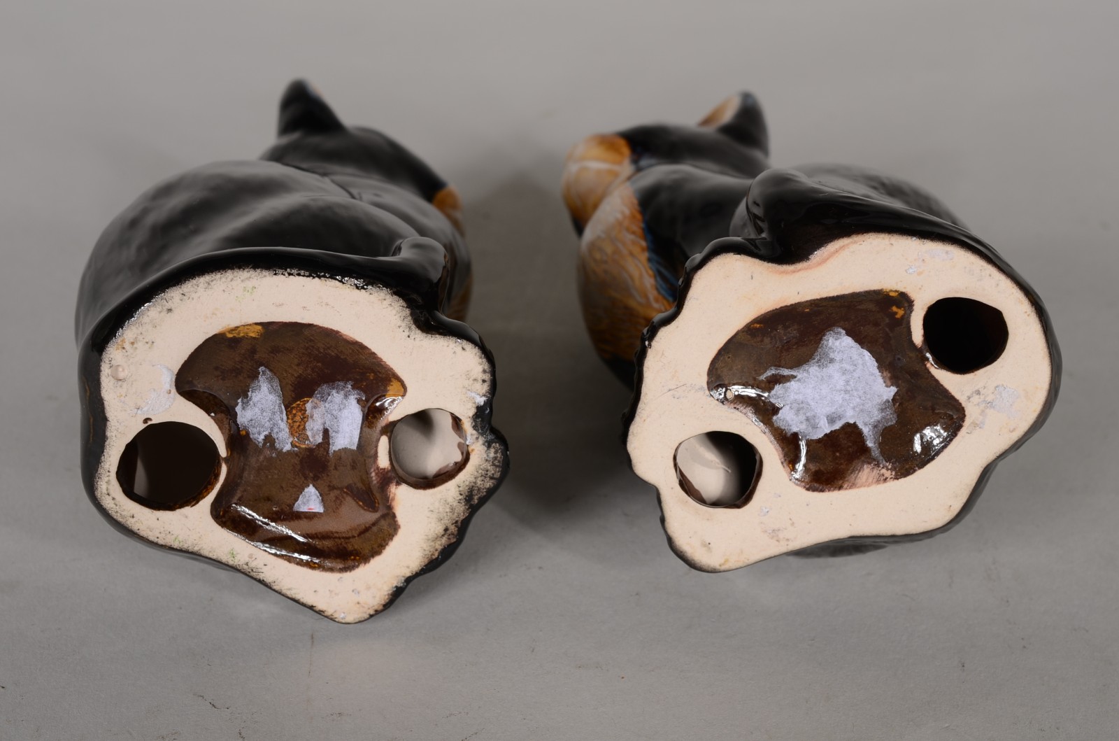 Duas esculturas de porcelana policromada representando gatos sentados. - foto 6 de 6