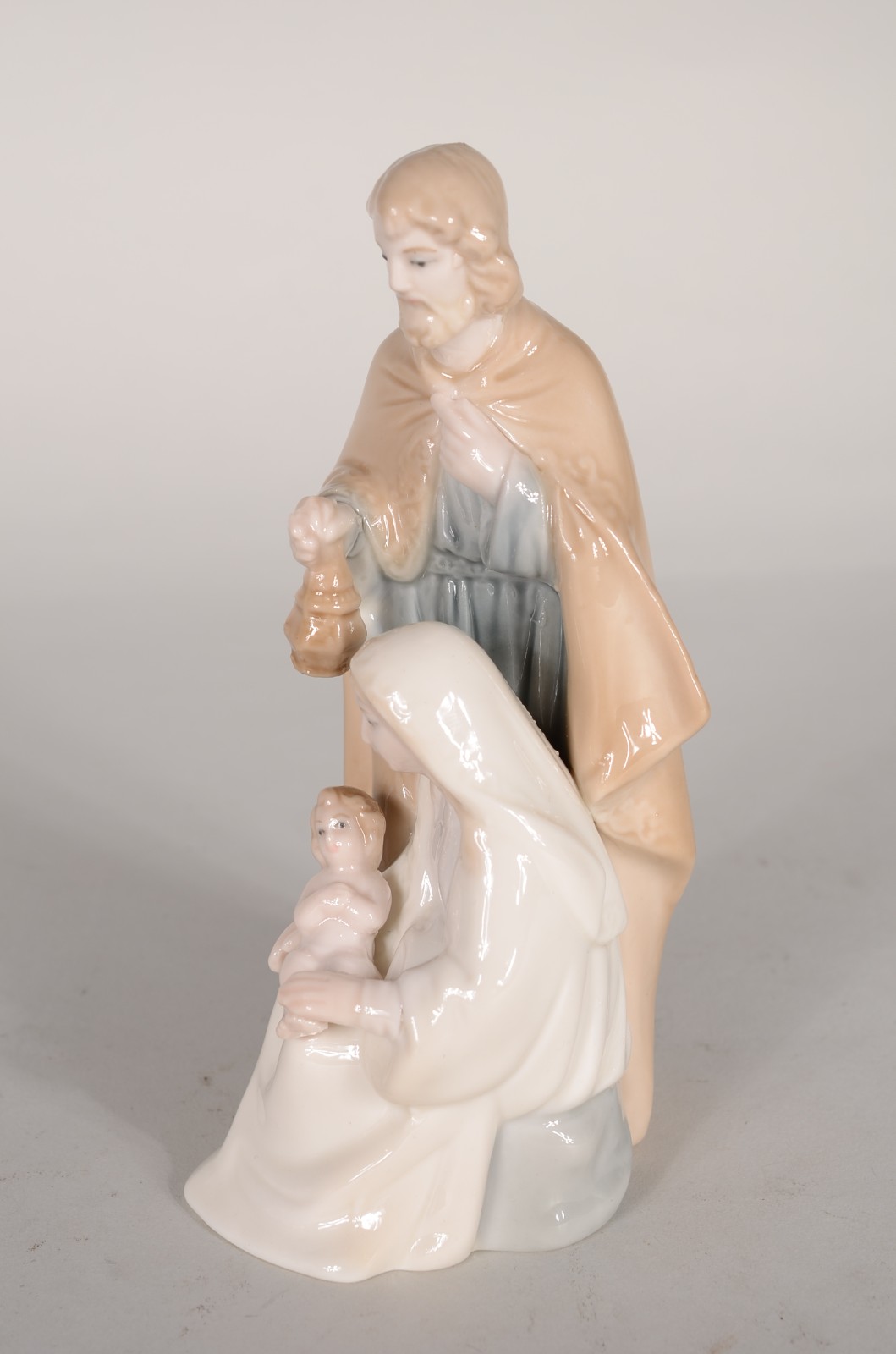 Estatueta de porcelana policromada representando Sagrada Família. - foto 1 de 6