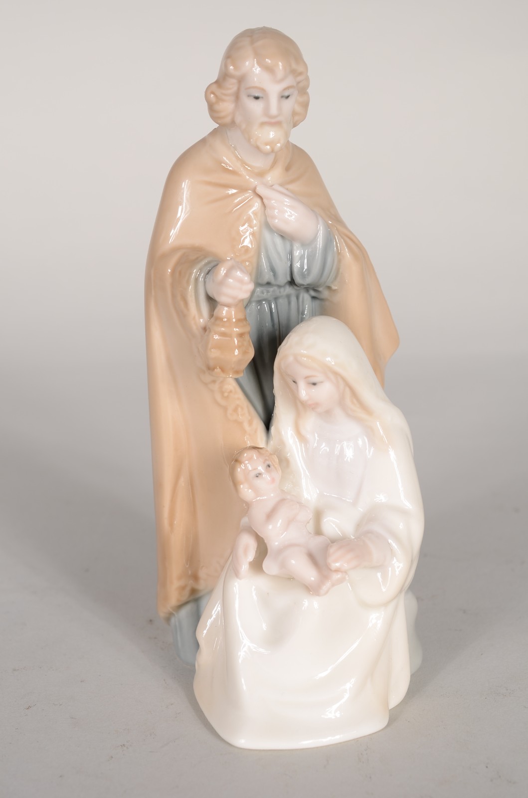Estatueta de porcelana policromada representando Sagrada Família. - foto 2 de 6