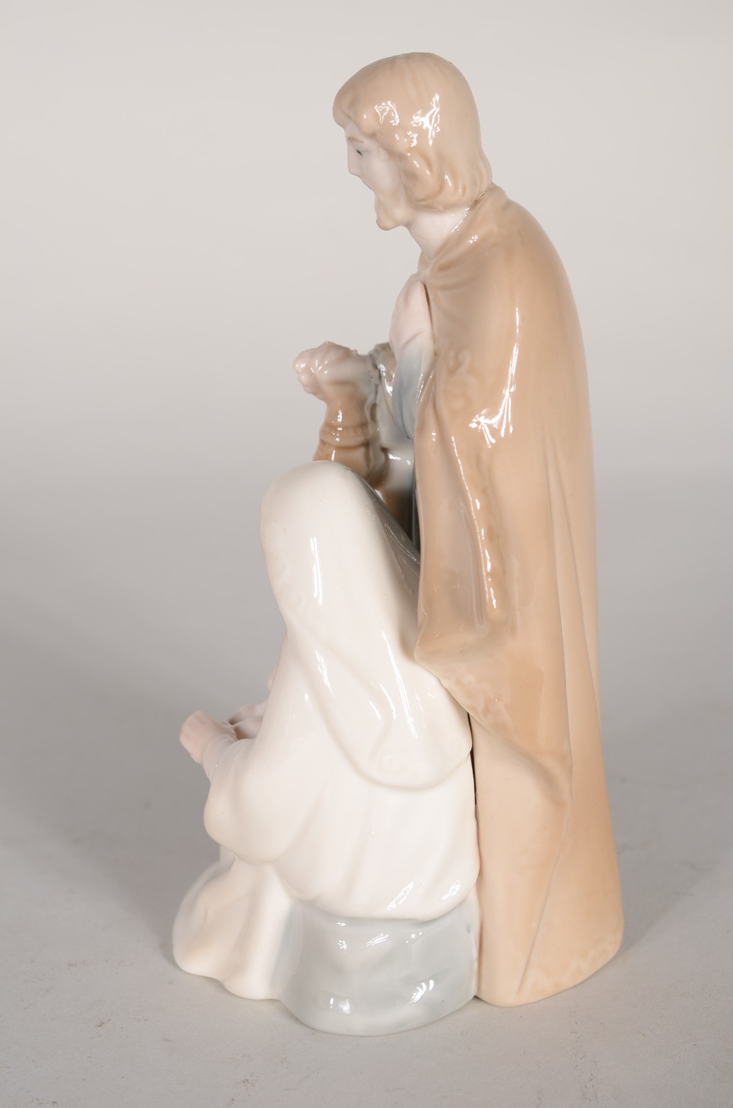 Estatueta de porcelana policromada representando Sagrada Família. - foto 4 de 6