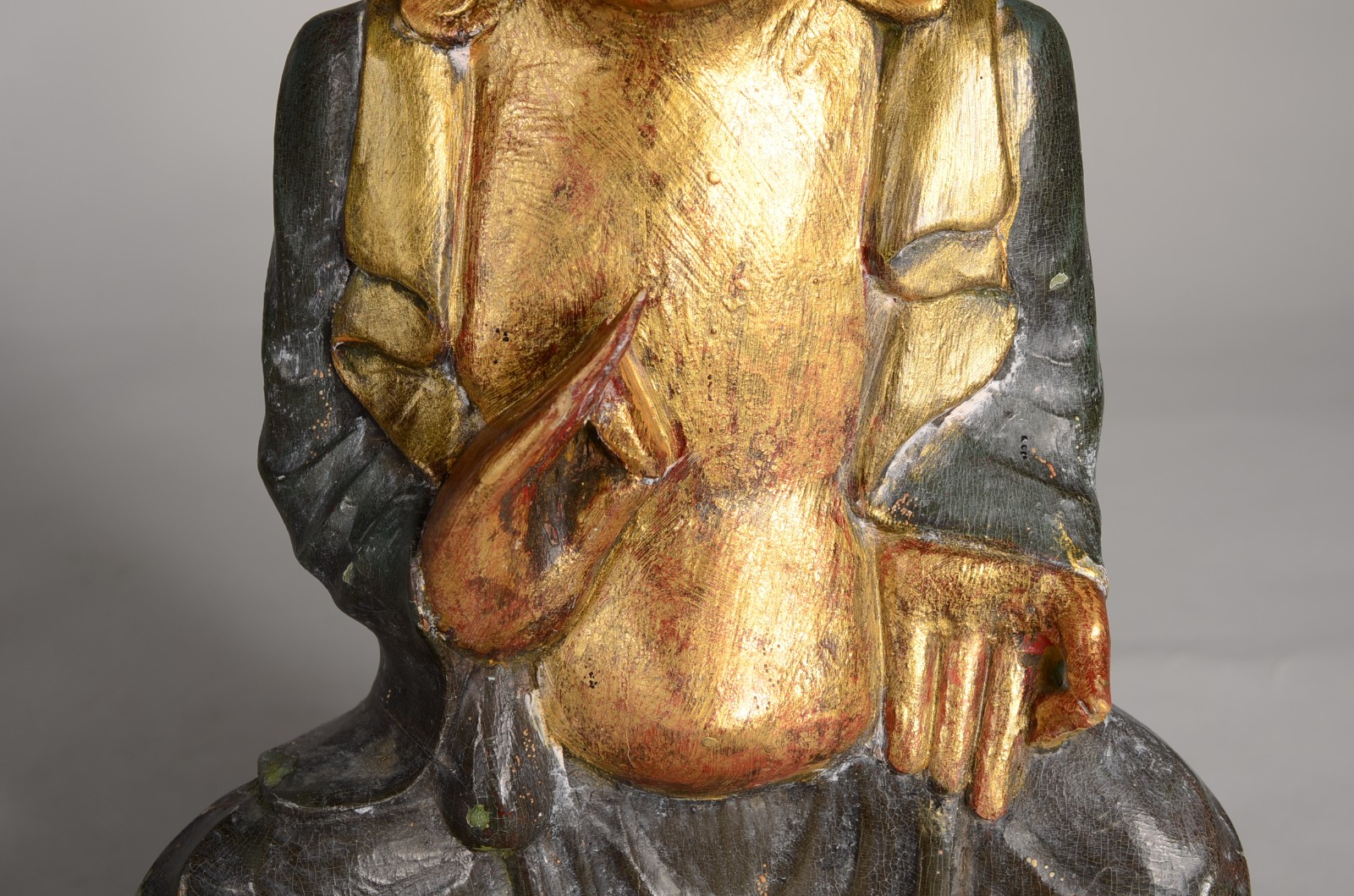 Estatueta de porcelana policromada representando Buda. - foto 2 de 6