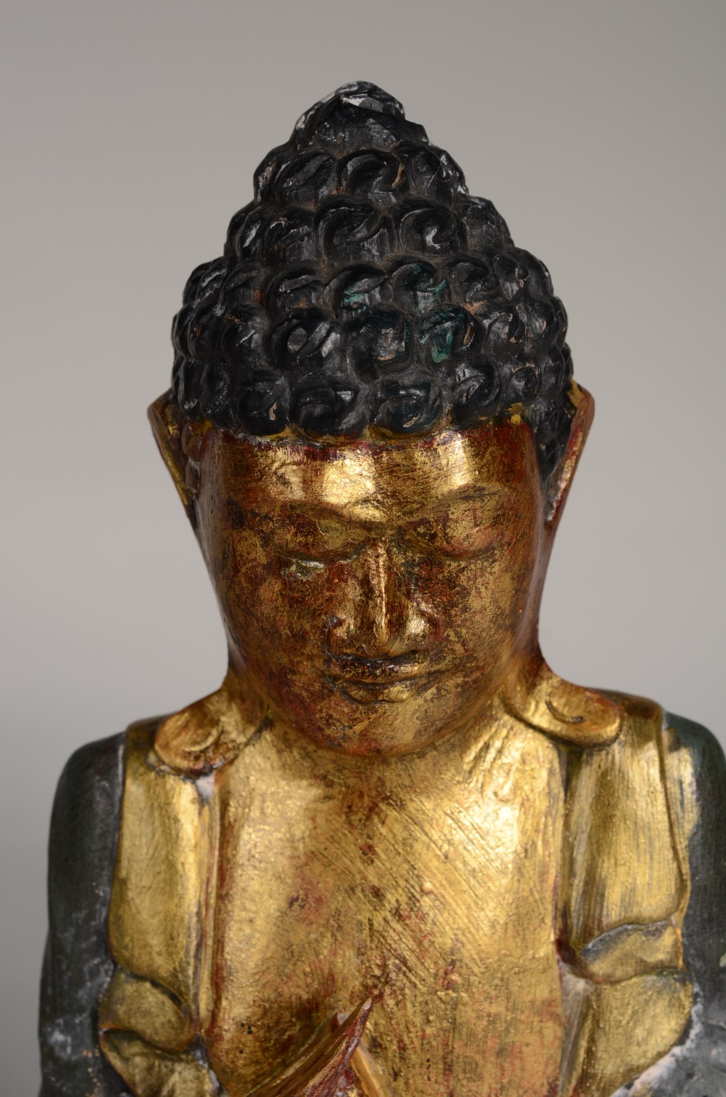 Estatueta de porcelana policromada representando Buda. - foto 3 de 6