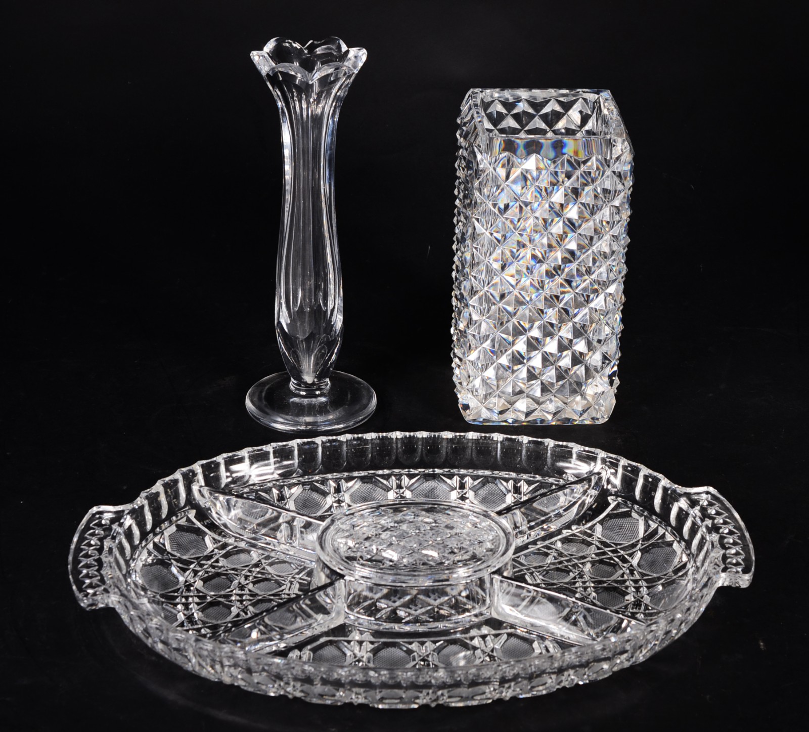 Três peças de cristal, sendo: vaso quadrado, solifleur (lascado) e... - foto 1 de 11