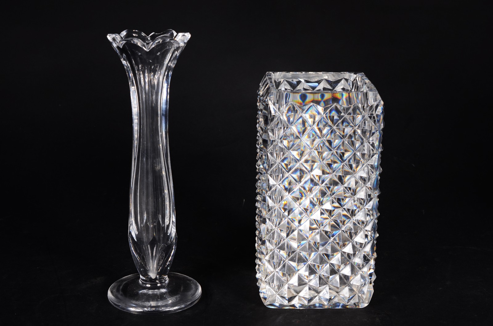 Três peças de cristal, sendo: vaso quadrado, solifleur (lascado) e... - foto 2 de 11