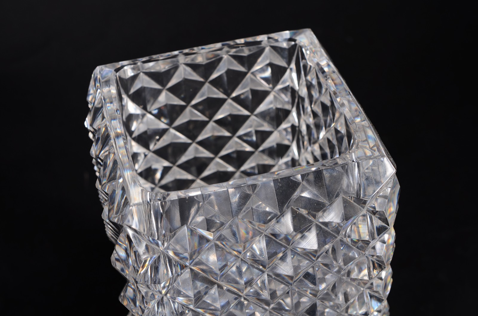 Três peças de cristal, sendo: vaso quadrado, solifleur (lascado) e... - foto 3 de 11