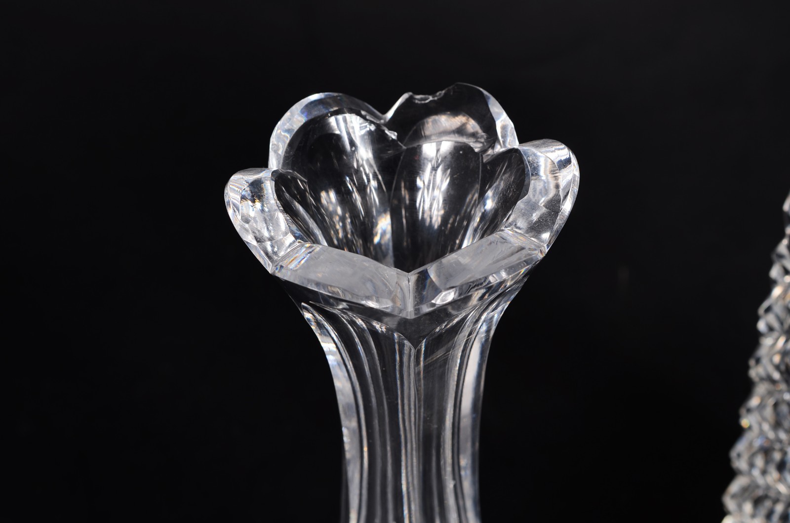 Três peças de cristal, sendo: vaso quadrado, solifleur (lascado) e... - foto 4 de 11