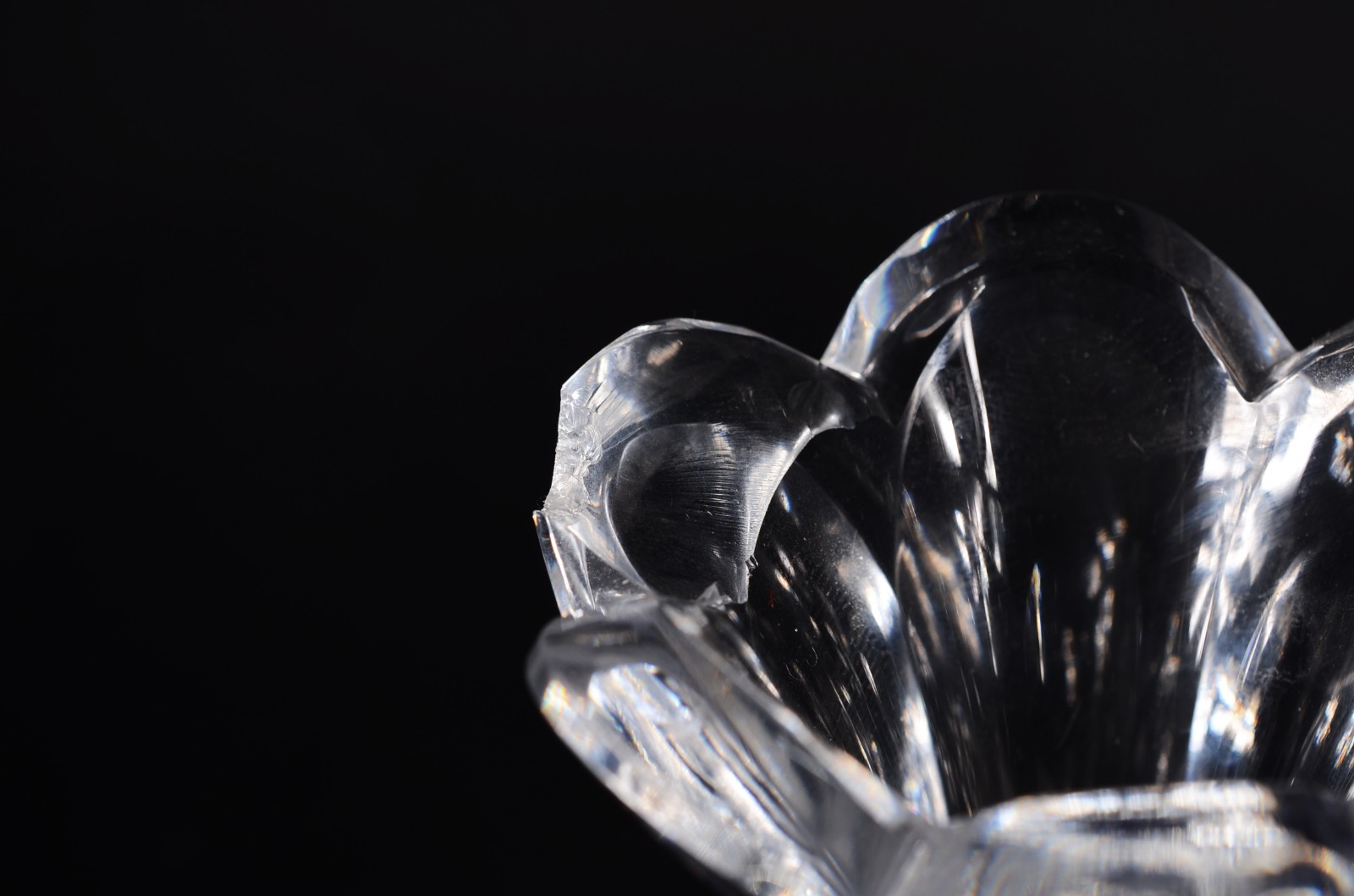 Três peças de cristal, sendo: vaso quadrado, solifleur (lascado) e... - foto 5 de 11