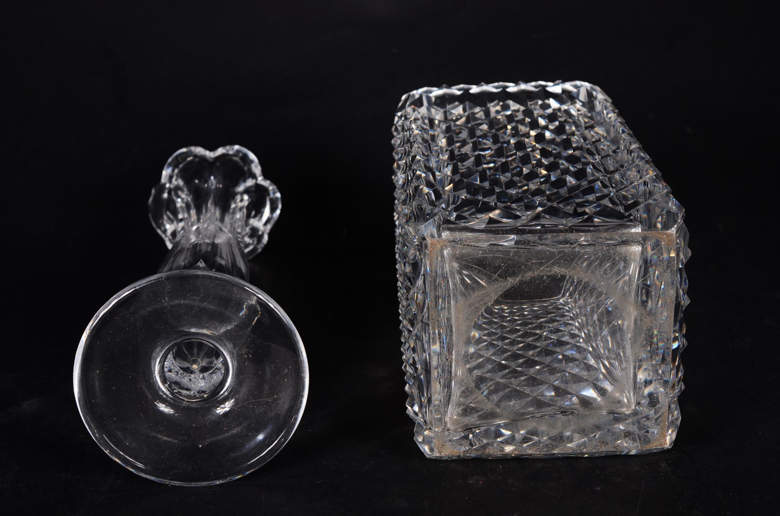 Três peças de cristal, sendo: vaso quadrado, solifleur (lascado) e... - foto 6 de 11