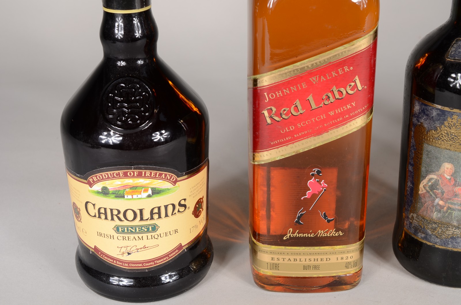 Cinco bebidas diversas, sendo: licor Carolans; whisky Johnnie Walker... - foto 3 de 6