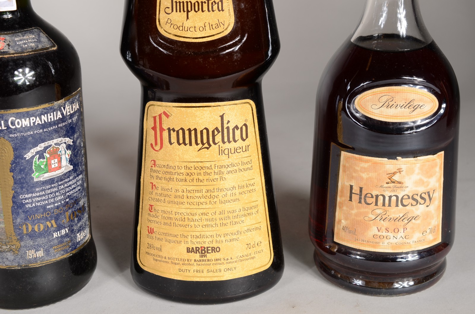 Cinco bebidas diversas, sendo: licor Carolans; whisky Johnnie Walker... - foto 4 de 6