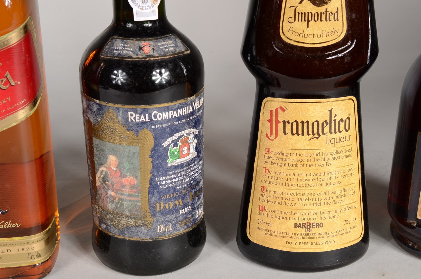 Cinco bebidas diversas, sendo: licor Carolans; whisky Johnnie Walker... - foto 5 de 6