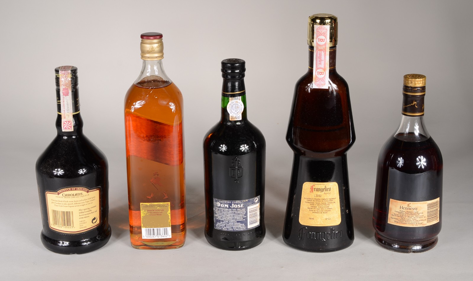 Cinco bebidas diversas, sendo: licor Carolans; whisky Johnnie Walker... - foto 6 de 6