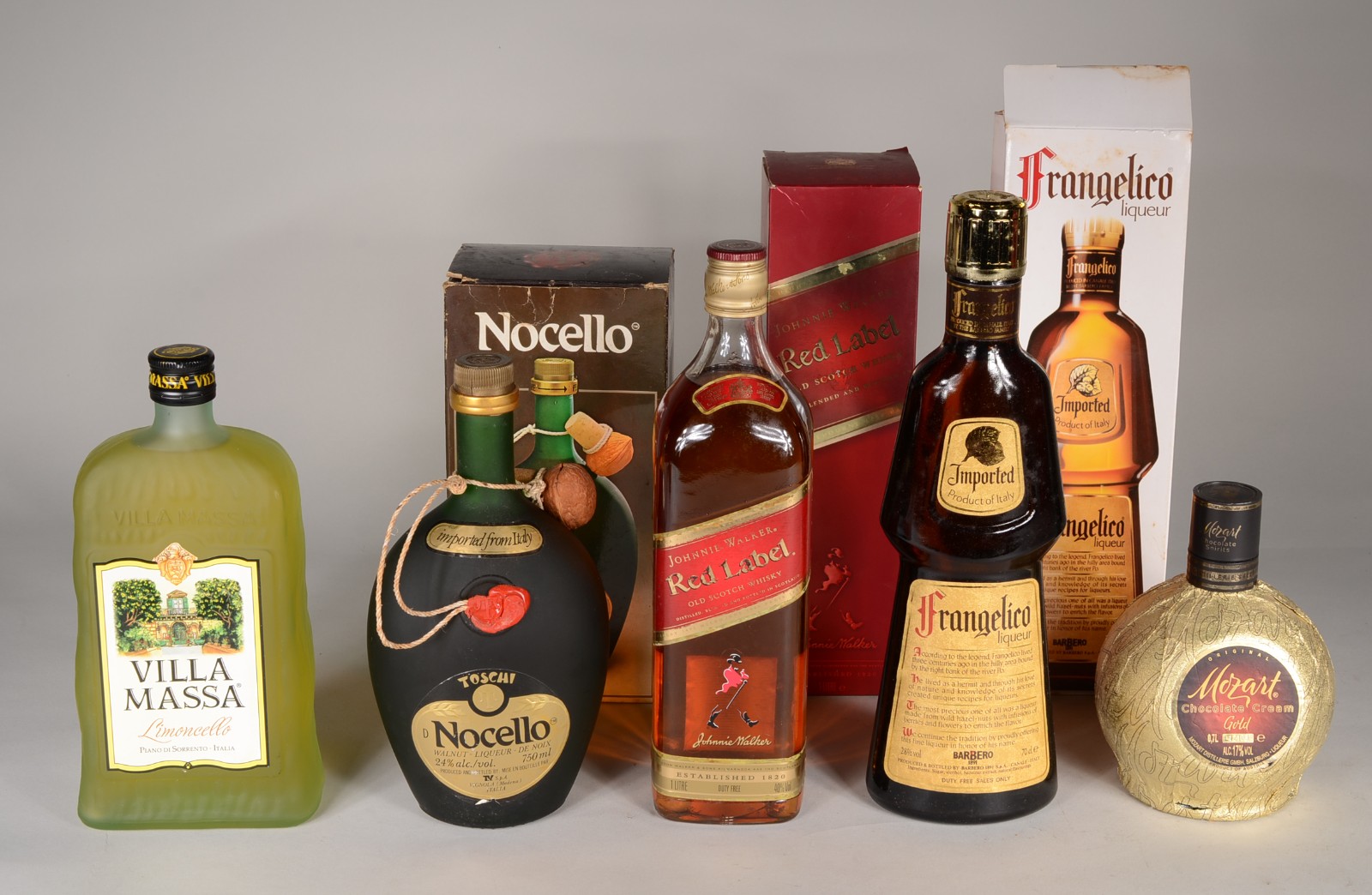 Cinco bebidas diversas, sendo: Limoncello Villa Massa; Nocello, licor... - foto 1 de 8