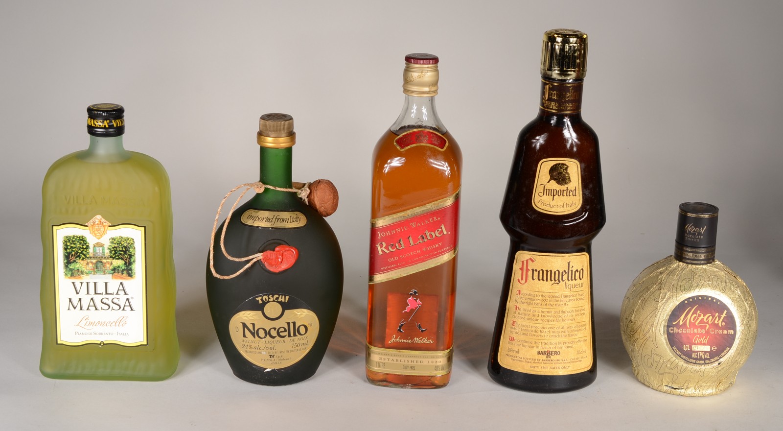 Cinco bebidas diversas, sendo: Limoncello Villa Massa; Nocello, licor... - foto 2 de 8