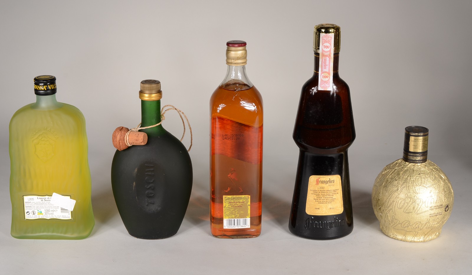 Cinco bebidas diversas, sendo: Limoncello Villa Massa; Nocello, licor... - foto 7 de 8