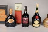 Quatro bebidas diversas, send: Licor Godiva; Vi... - Quatro bebidas diversas, send: Licor Godiva; Vinho do Porto Ferreira; licor Benedictine; licor Mozart.