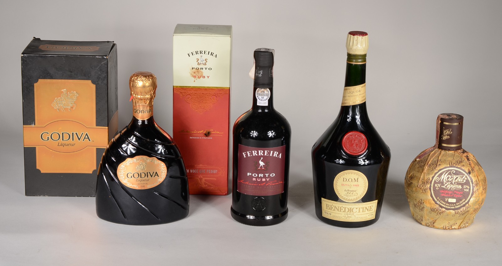 Quatro bebidas diversas, send: Licor Godiva; Vinho do Porto Ferreira... - foto 1 de 8