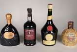 Quatro bebidas diversas, send: Licor Godiva; Vi... - Quatro bebidas diversas, send: Licor Godiva; Vinho do Porto Ferreira; licor Benedictine; licor Mozart.