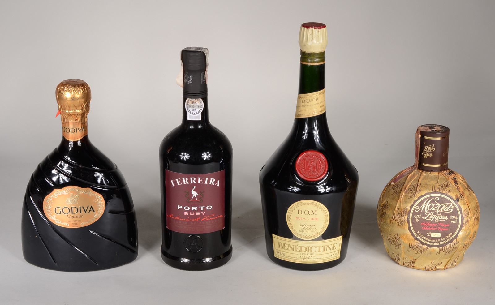 Quatro bebidas diversas, send: Licor Godiva; Vinho do Porto Ferreira... - foto 2 de 8