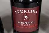 Quatro bebidas diversas, send: Licor Godiva; Vi... - Quatro bebidas diversas, send: Licor Godiva; Vinho do Porto Ferreira; licor Benedictine; licor Mozart.