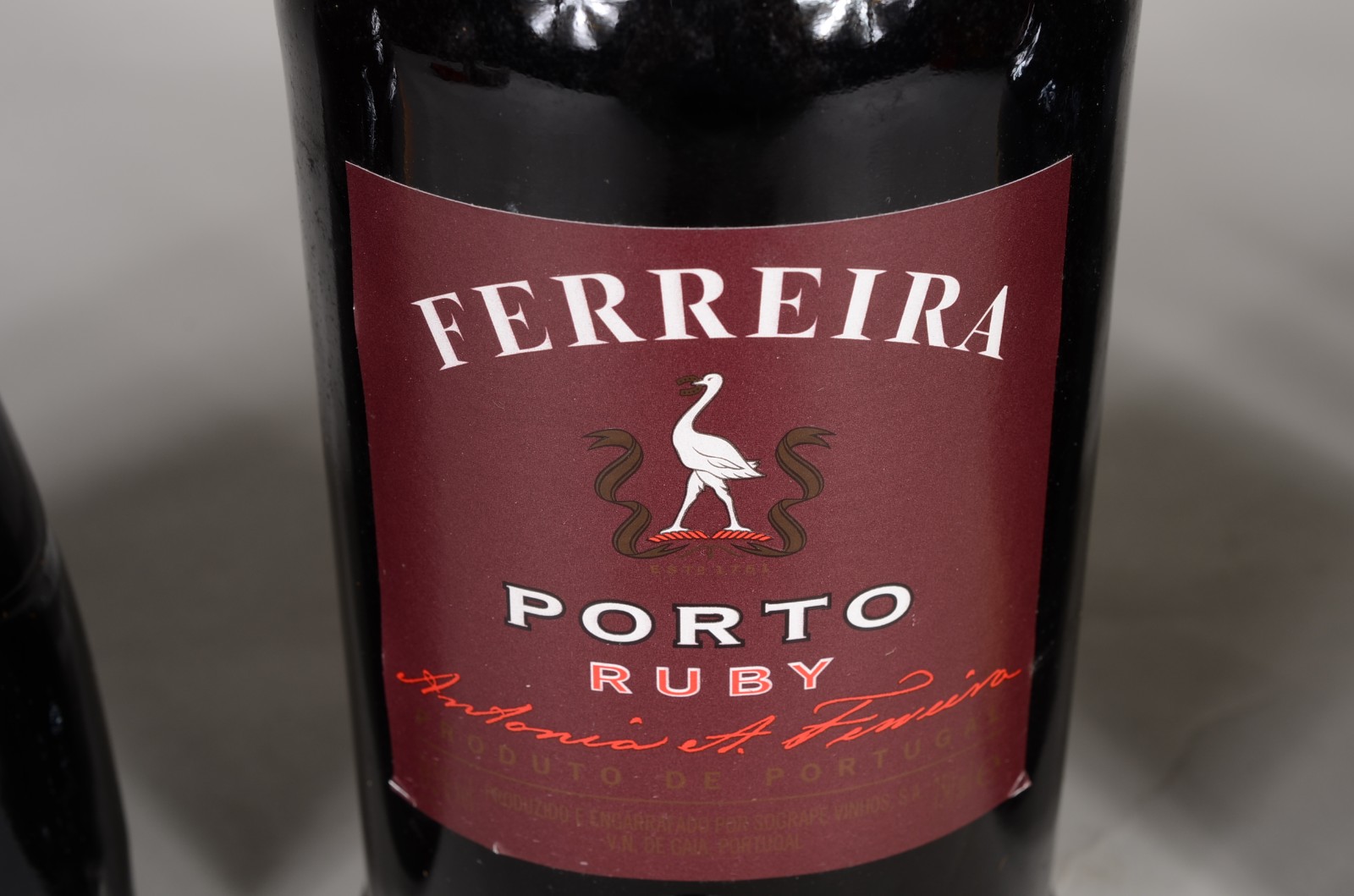 Quatro bebidas diversas, send: Licor Godiva; Vinho do Porto Ferreira... - foto 3 de 8