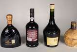 Quatro bebidas diversas, send: Licor Godiva; Vi... - Quatro bebidas diversas, send: Licor Godiva; Vinho do Porto Ferreira; licor Benedictine; licor Mozart.
