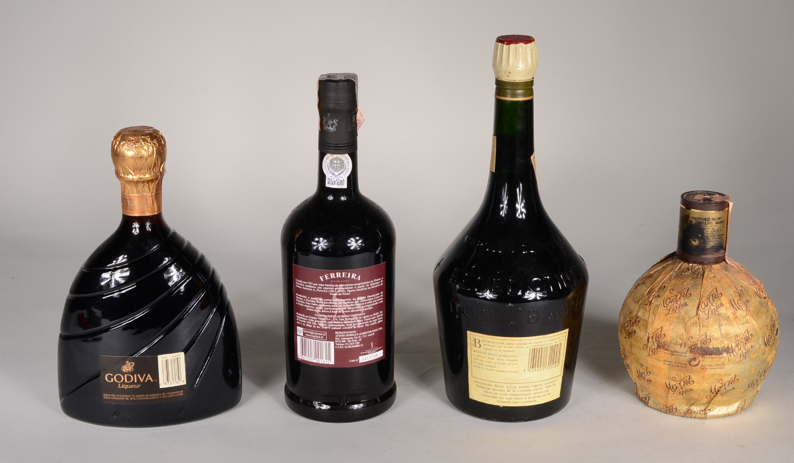Quatro bebidas diversas, send: Licor Godiva; Vinho do Porto Ferreira... - foto 7 de 8
