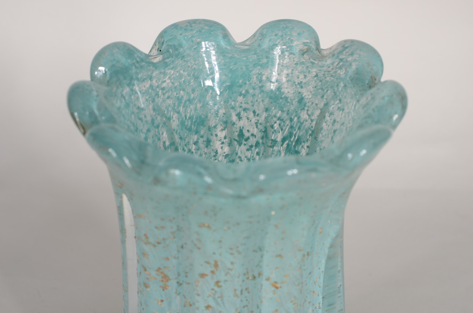 Vaso de vidro decorativo na cor azul turquesa, trabalhado em gomos... - foto 2 de 4