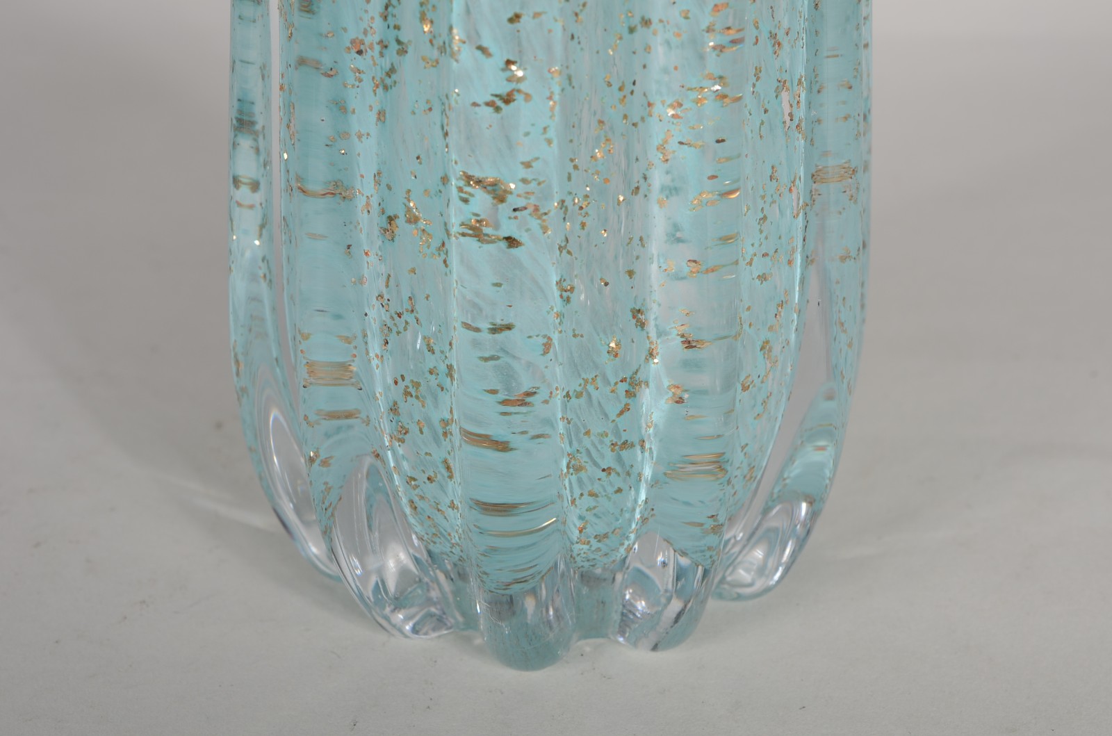 Vaso de vidro decorativo na cor azul turquesa, trabalhado em gomos... - foto 3 de 4