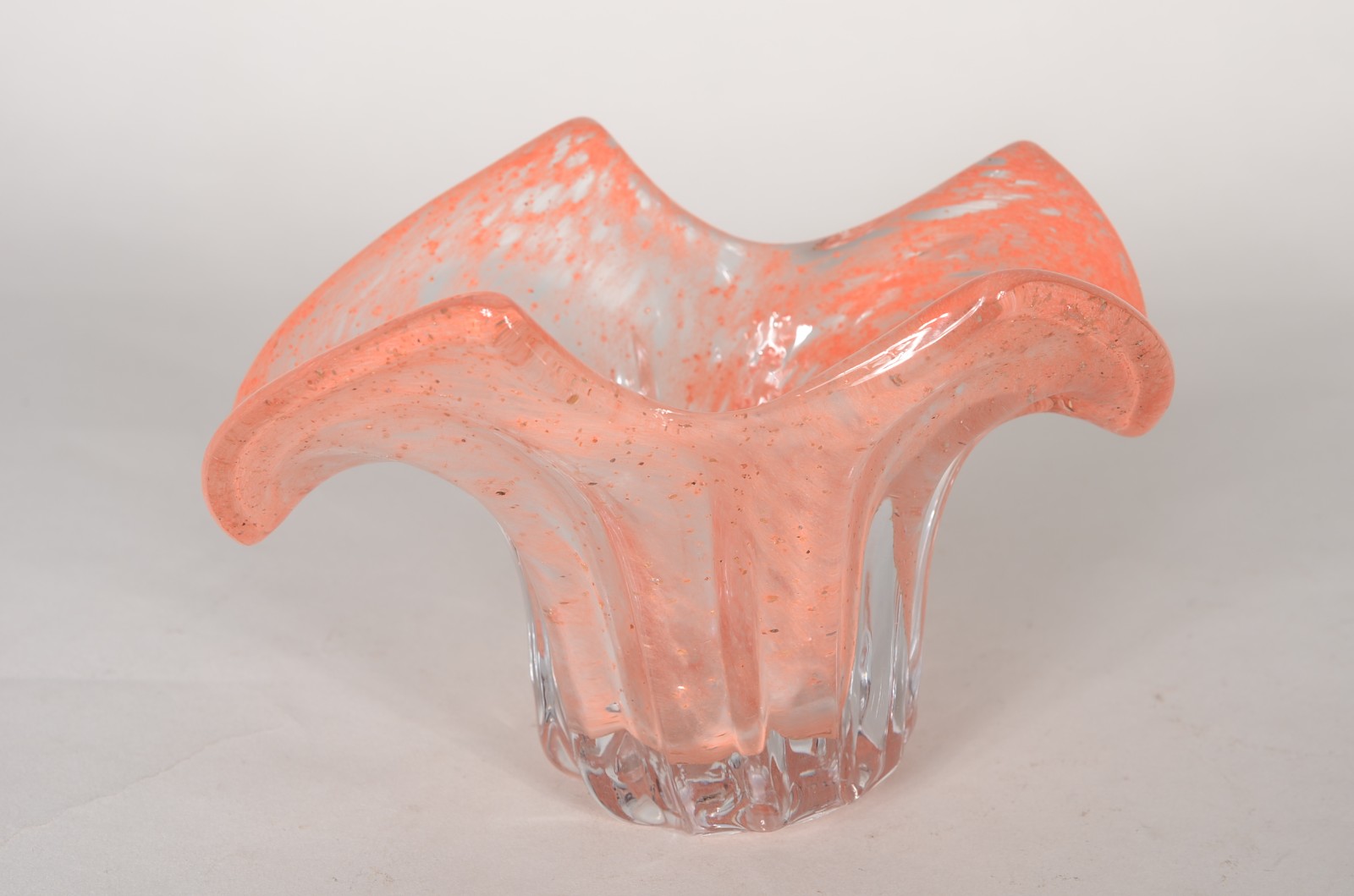 Bowl de vidro decorativo trabalhado na cor rosa com pó de ouro. - foto 1 de 6