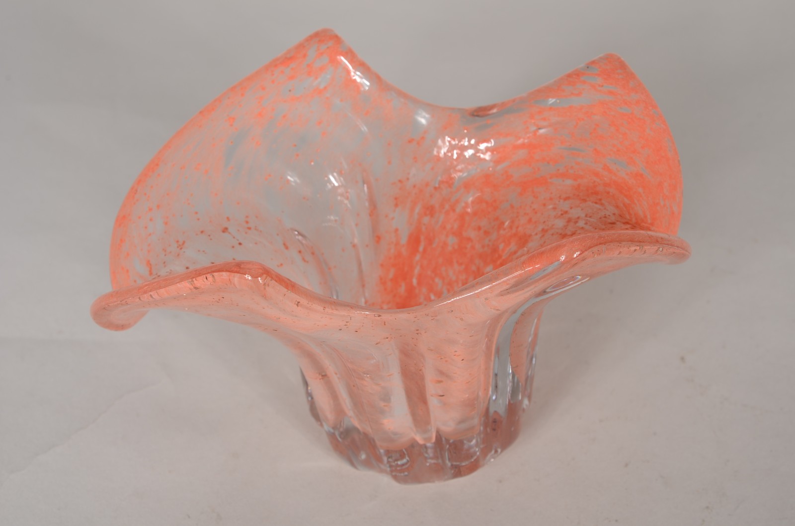 Bowl de vidro decorativo trabalhado na cor rosa com pó de ouro. - foto 2 de 6
