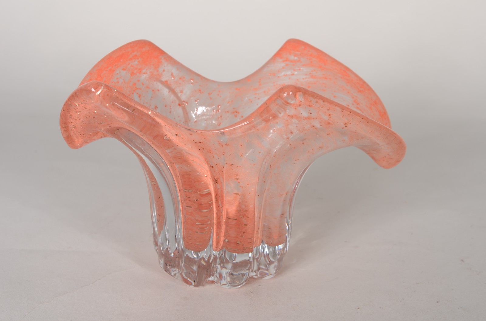 Bowl de vidro decorativo trabalhado na cor rosa com pó de ouro. - foto 4 de 6