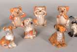 Nove mini esculturas de porcelana representando... - Nove mini esculturas de porcelana representando cachorros.