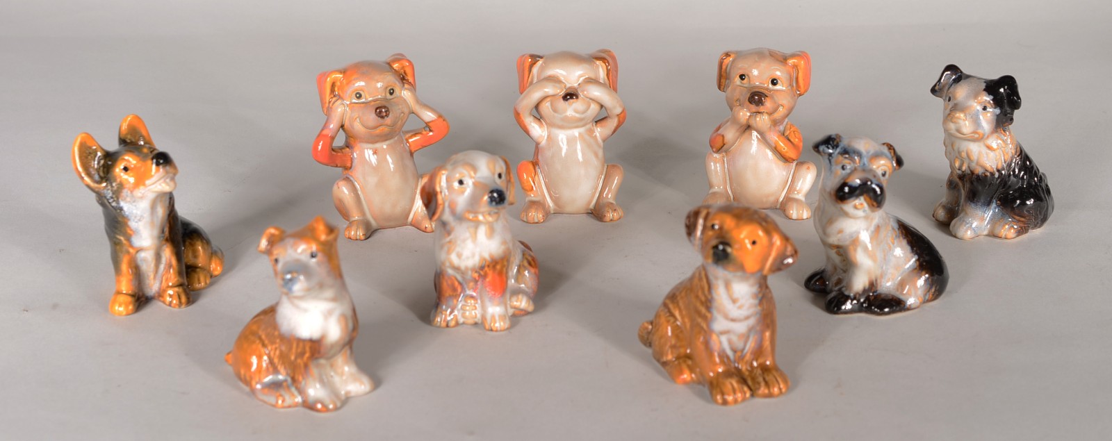 Nove mini esculturas de porcelana representando cachorros. - foto 1 de 6