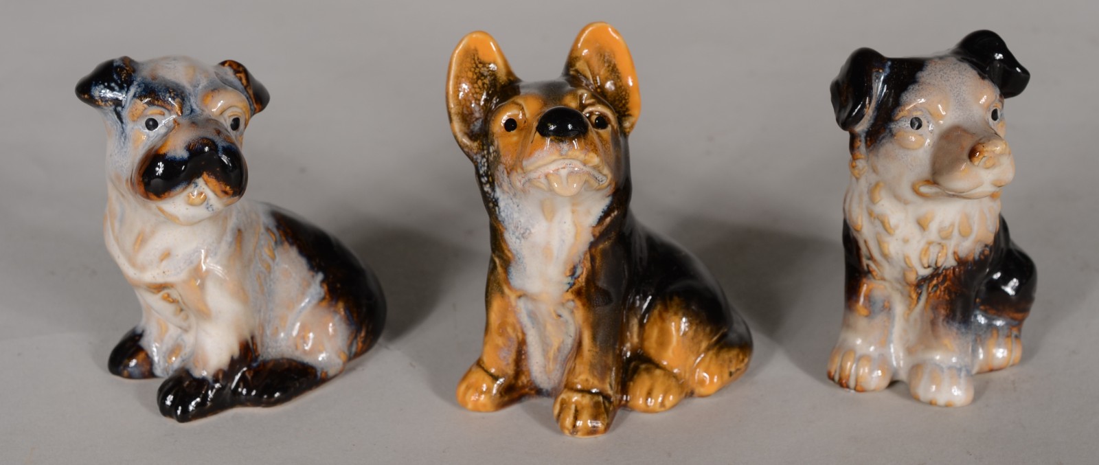 Nove mini esculturas de porcelana representando cachorros. - foto 2 de 6