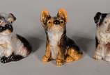 Nove mini esculturas de porcelana representando... - Nove mini esculturas de porcelana representando cachorros.