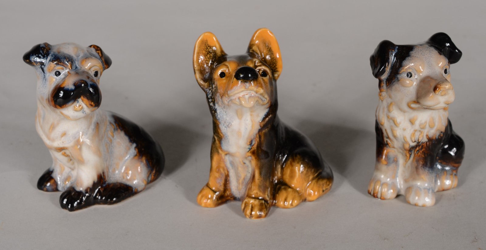 Nove mini esculturas de porcelana representando cachorros. - foto 3 de 6