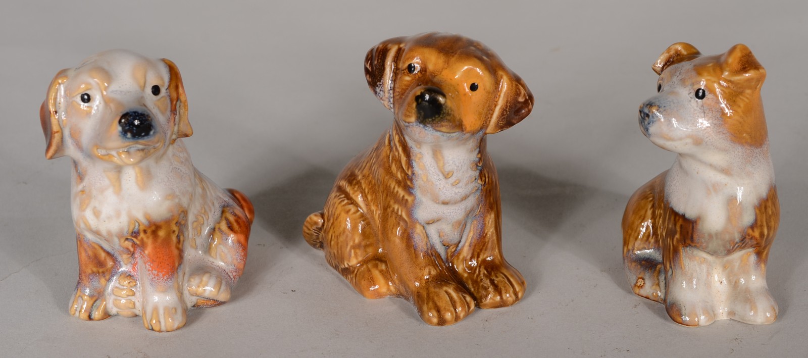 Nove mini esculturas de porcelana representando cachorros. - foto 5 de 6