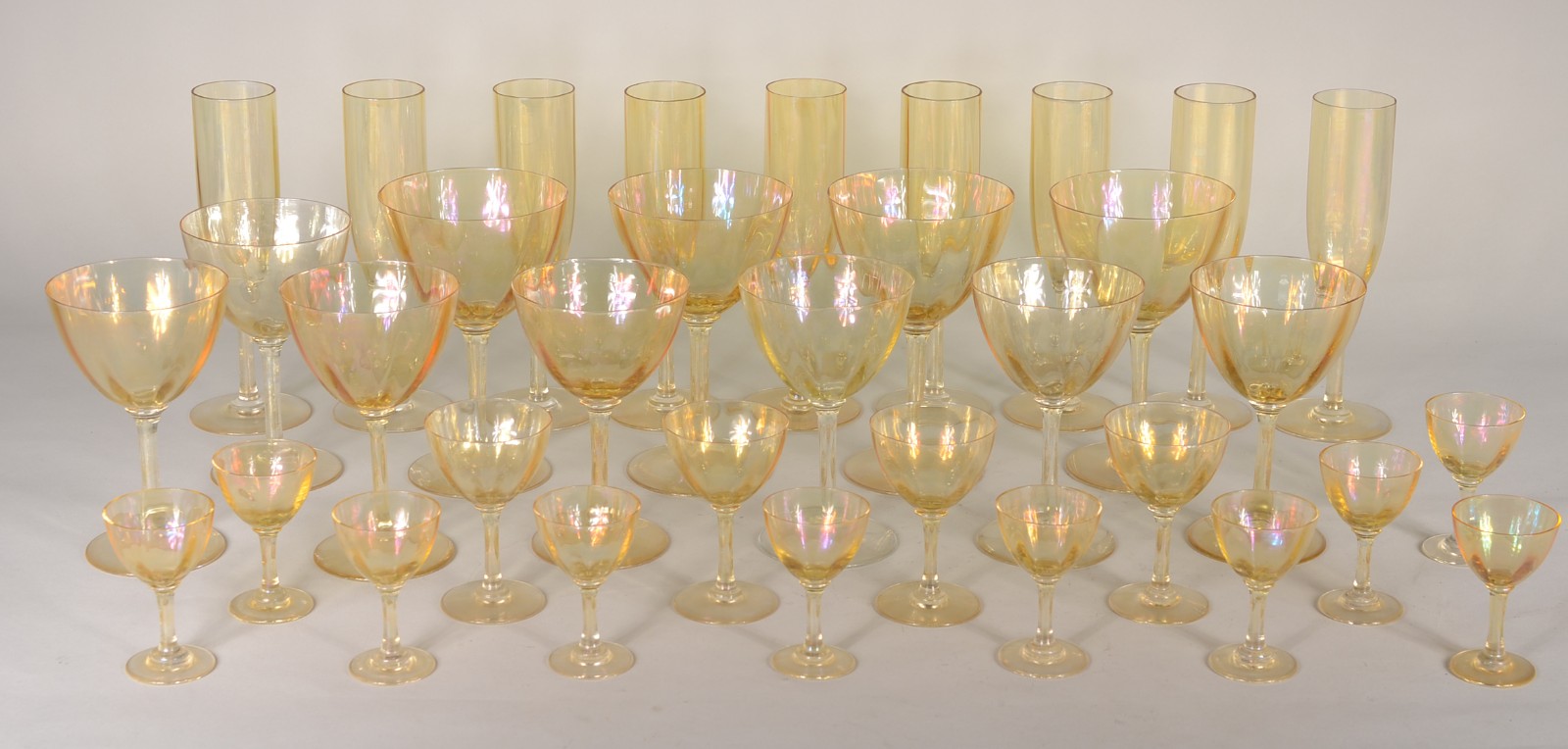 Serviço de cristal amarelo, composto de: 4 taças para vinho tinto, 7... - foto 1 de 6