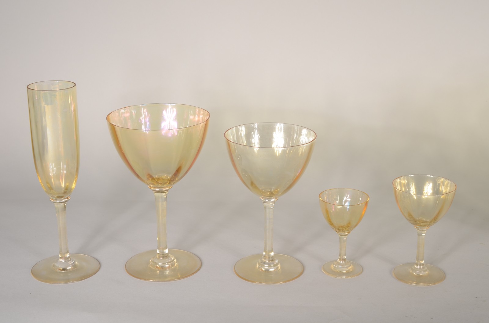 Serviço de cristal amarelo, composto de: 4 taças para vinho tinto, 7... - foto 2 de 6