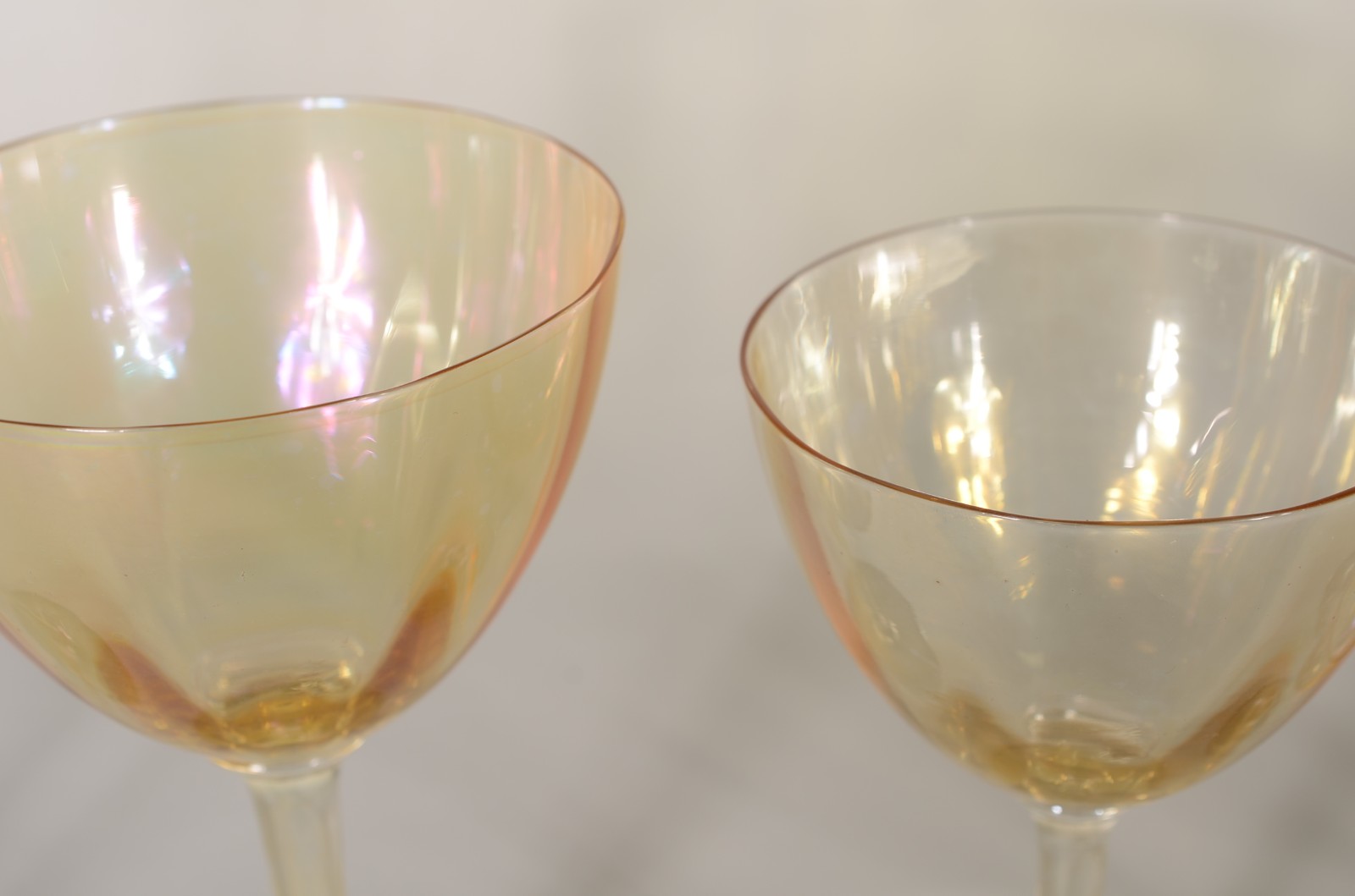 Serviço de cristal amarelo, composto de: 4 taças para vinho tinto, 7... - foto 3 de 6