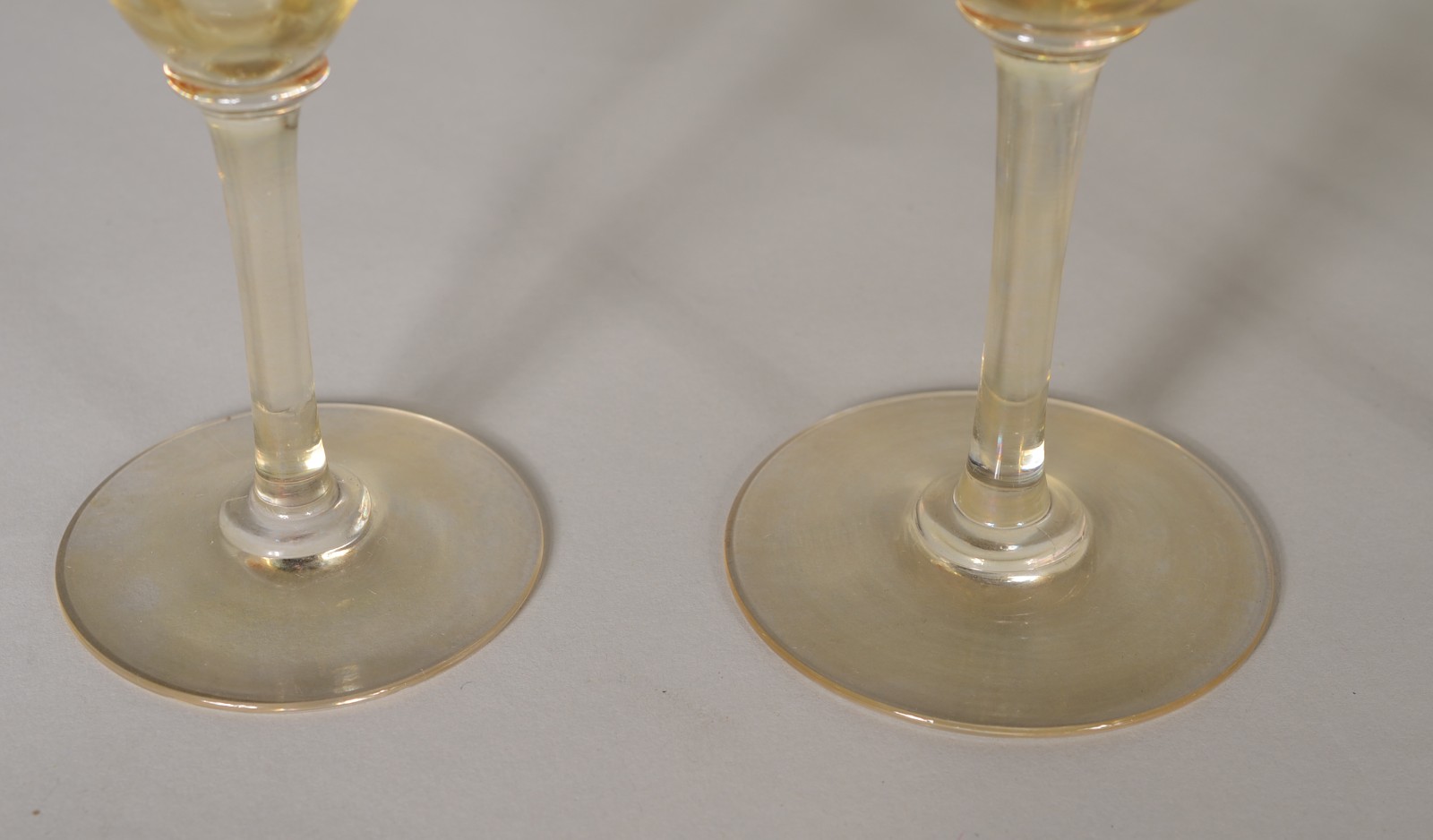 Serviço de cristal amarelo, composto de: 4 taças para vinho tinto, 7... - foto 4 de 6