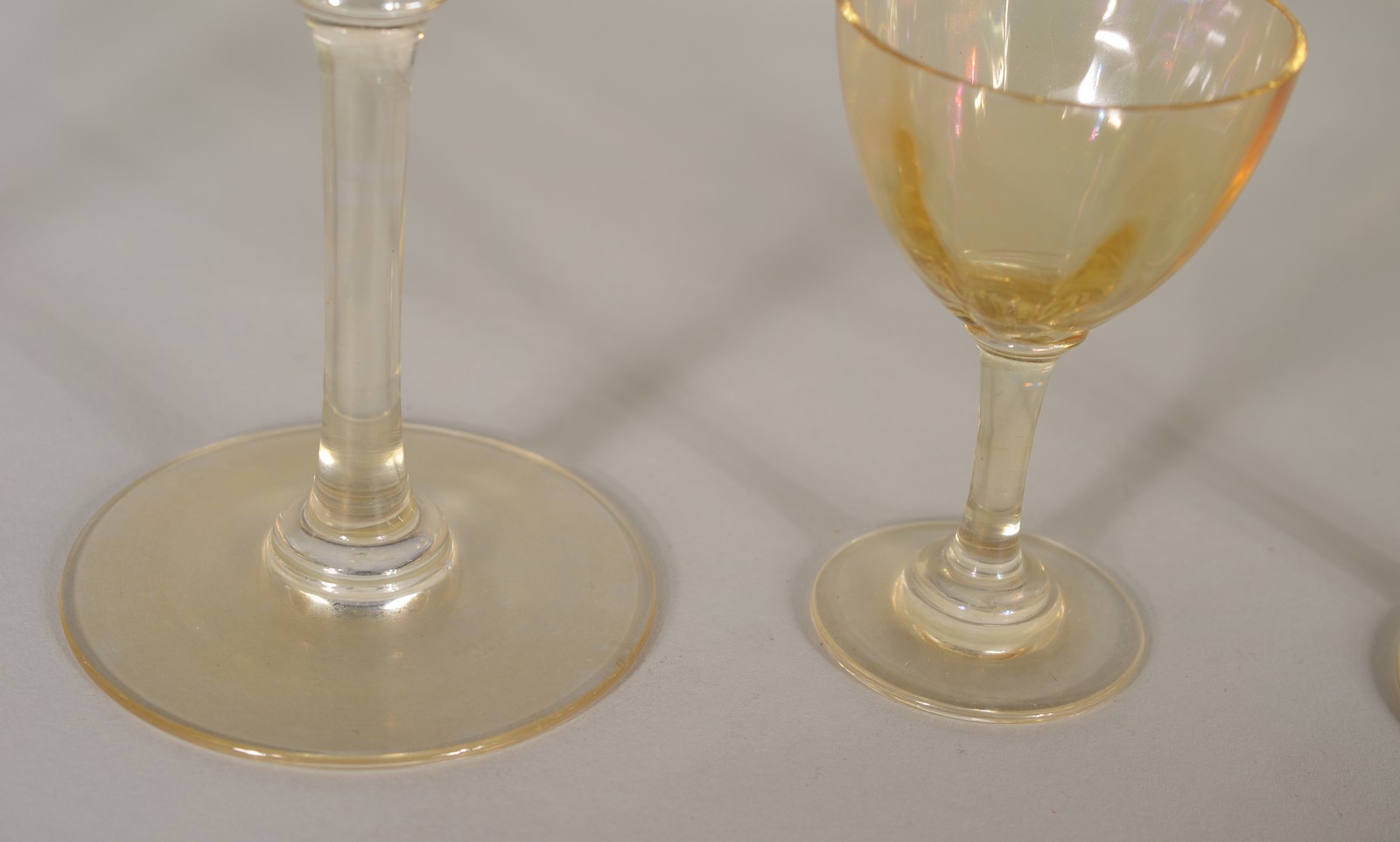 Serviço de cristal amarelo, composto de: 4 taças para vinho tinto, 7... - foto 5 de 6