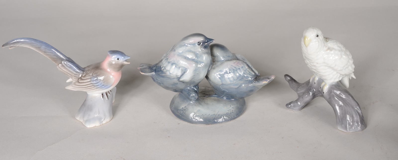 Sete pássaros diversos de porcelana europeia policromada de diversas... - foto 4 de 9