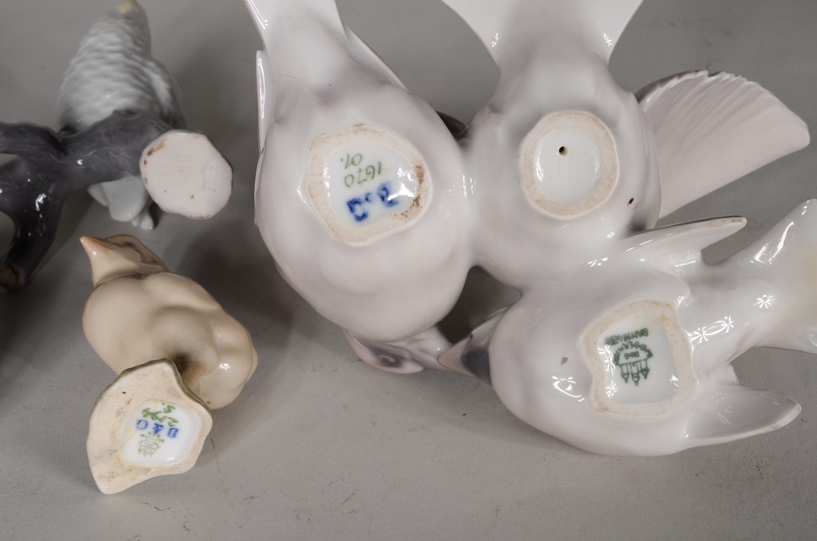 Sete pássaros diversos de porcelana europeia policromada de diversas... - foto 6 de 9