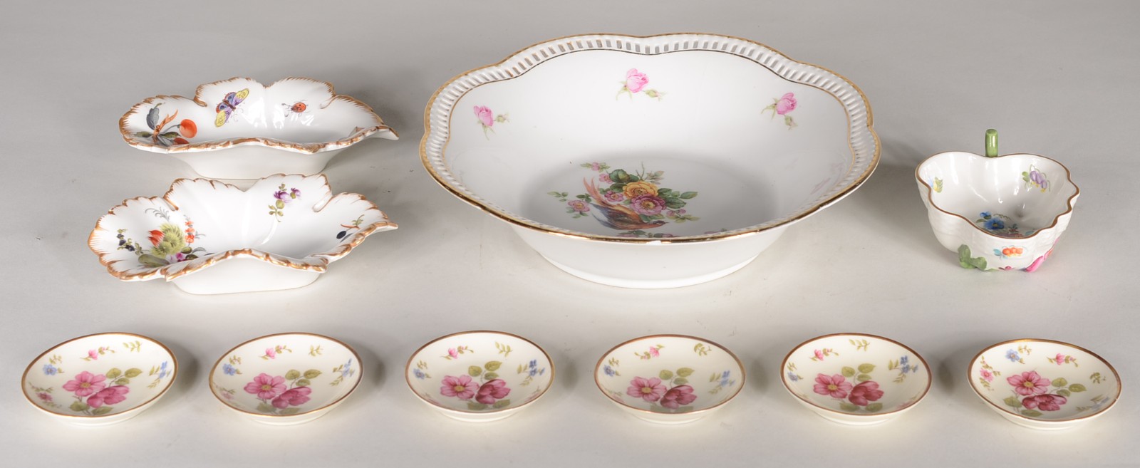 Diversas peças de porcelana decoradas com flores em policromia... - foto 1 de 11