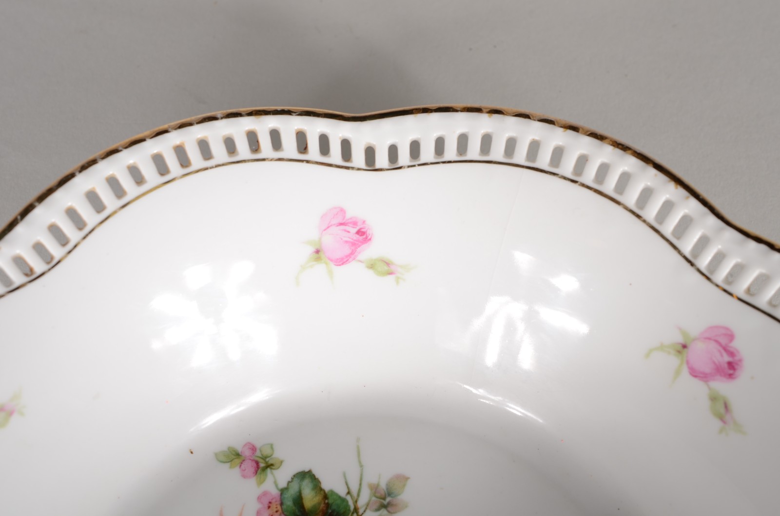 Diversas peças de porcelana decoradas com flores em policromia... - foto 2 de 11