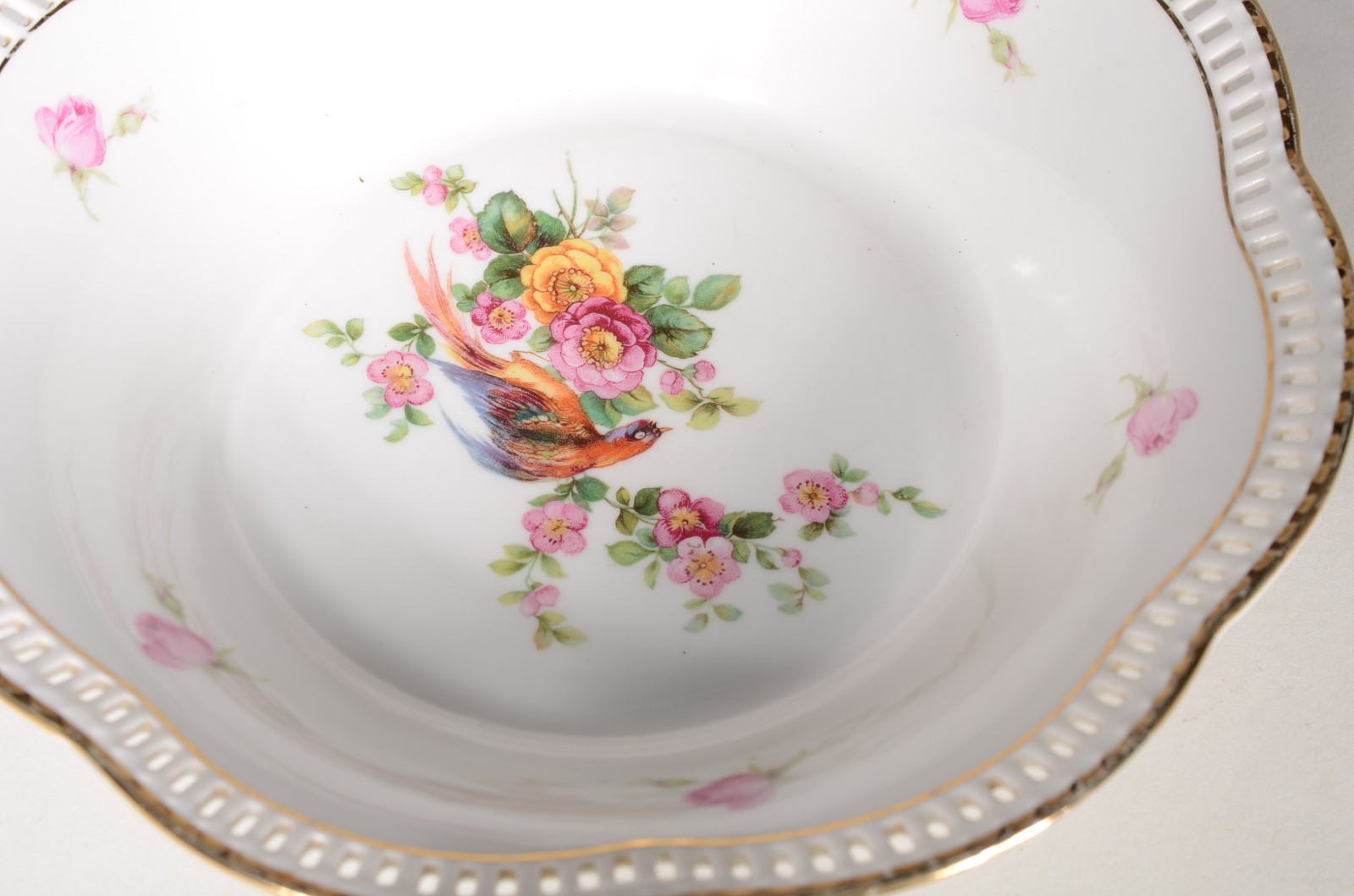 Diversas peças de porcelana decoradas com flores em policromia... - foto 3 de 11