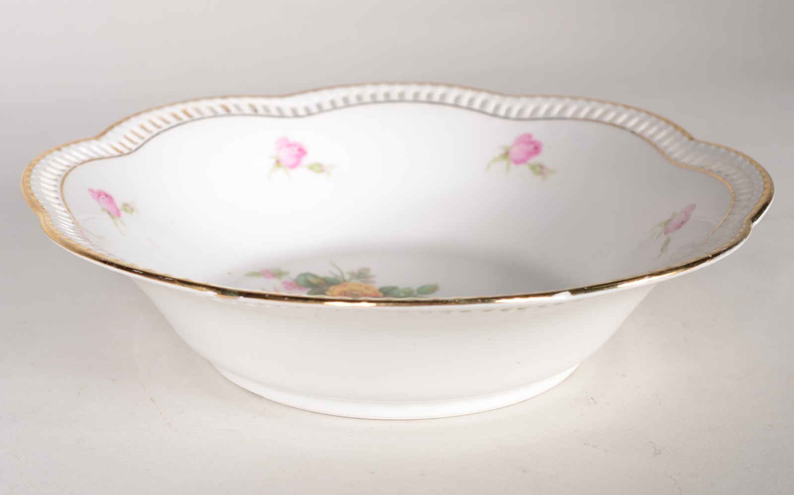 Diversas peças de porcelana decoradas com flores em policromia... - foto 4 de 11